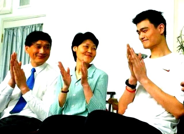 半岛体育官网-美媒体人：因杨瀚森来自中国就得和姚明相提并论？这话完全没逻辑